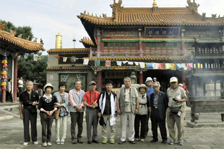 大召（チベット寺院）の前で（フフホト）